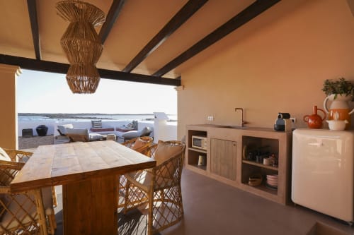 Apartamento frente al mar en Formentera con cocina abierta, comedor y vistas al mar
