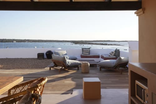 Balcón del apartamento Formentera Especial con tumbonas con vistas a la bahía de La Savina, terraza de madera y vistas al mar