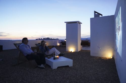 Pareja relajándose en terraza con vistas al mar al atardecer, hotel Formentera Especial en La Savina