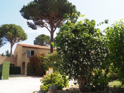 Clos du Mas la Senia. Villa 1  rez de chaussée : Cap Creus avec jardin privatif Etage Estartit avec petite terrasse et grande terrasse 25m² aménagées
