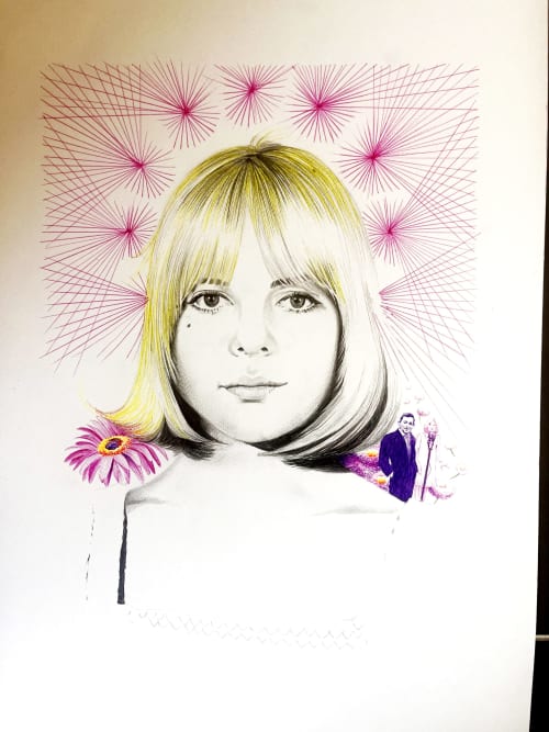 Portrait vintage de France Gall avec coupe au carré blonde, fleurs roses et rayons décoratifs pour le Domaine de l'Ocrerie