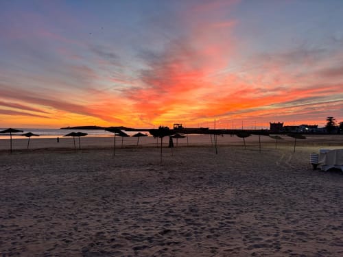Coucher de soleil sur la plage d’Essaouira avec la médina en arrière-plan