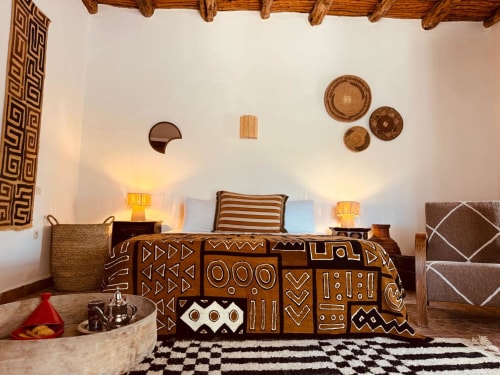 Chambre ethnique avec tapis berbère et objets artisanaux à Essaouira Maroc