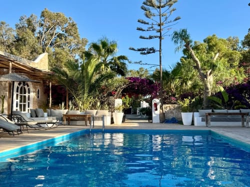 Piscine à l’eau cristalline dans le patio du boutique hôtel Eucalyptus à Essaouira