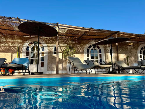 Piscine dans une architecture beldi traditionnelle au Riad Eucalyptus à Essaouira