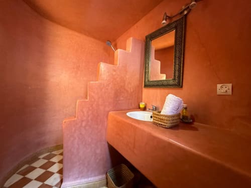 Bathroom in tadelakt with zellige tile floor in a riad in Essaouira