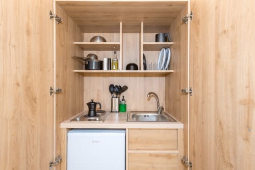 Cucina compatta e accessoriata