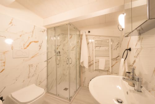 Bagno comodo e ben equipaggiato