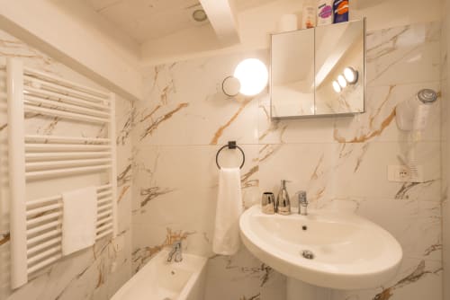 Prodotti per la pulizia, per il corpo, kit di pronto soccorso, asciugacapelli, bidet, non manca nulla!