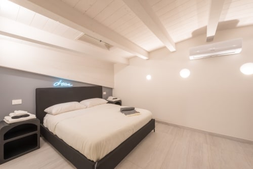 Rimarrai innamorato di queste luci incassate a forma di cerchio che mandano la luce da sotto, dai comodini lunari, il letto con topper e materasso ortopedico di ottima qualità', cuscini perdormire