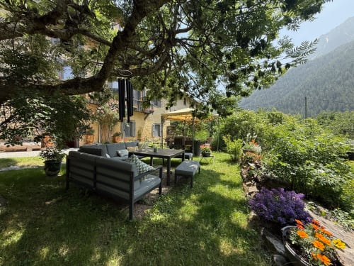 Espace de repos ombragé aux Méans B&B à Meolans-Revel avec vue sur les montagnes et parterres fleuris