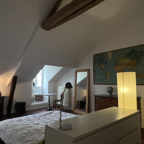 Master bedroom, suite, poutres, map monde, meubles d'époque