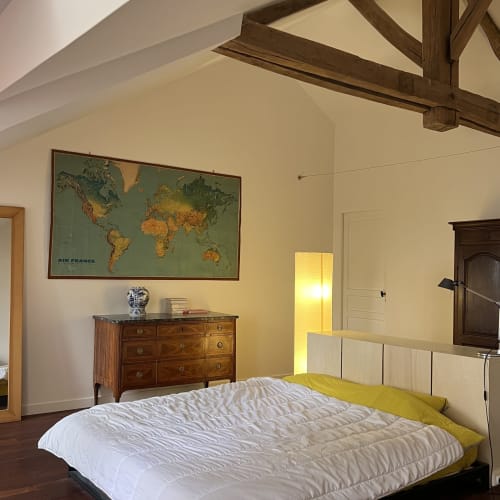 Master bedroom, suite, poutres, map monde, meubles d'époque