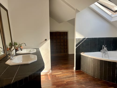 Salle de bain, baignoire, toilettes, douche à l'italienne, parquet en teck