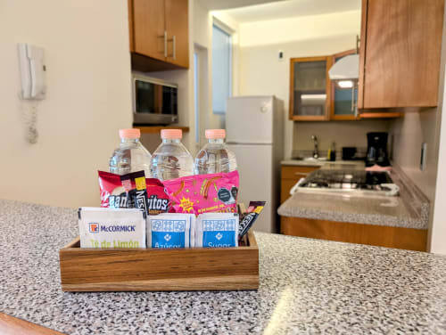 Encimera de cocina con cesta de amenidades en el apartamento Casa Donceles en la Ciudad de México