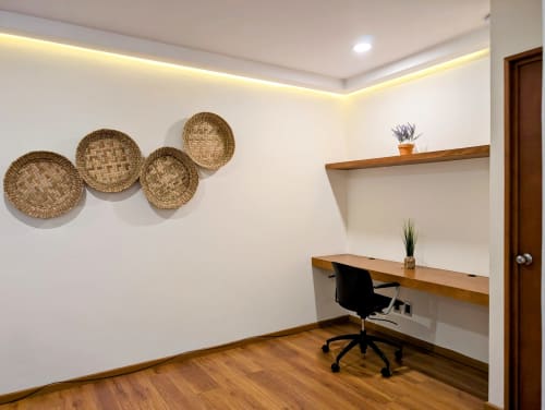 Oficina moderna en casa del apartamento Casa Donceles, Ciudad de México, con escritorio de madera, silla negra y cestas tejidas decorativas
