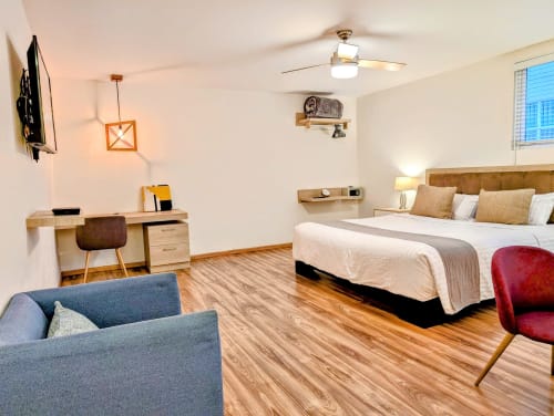 Moderno estudio en Casa Donceles, Ciudad de México, con cama king, escritorio de trabajo, área de descanso y piso de madera