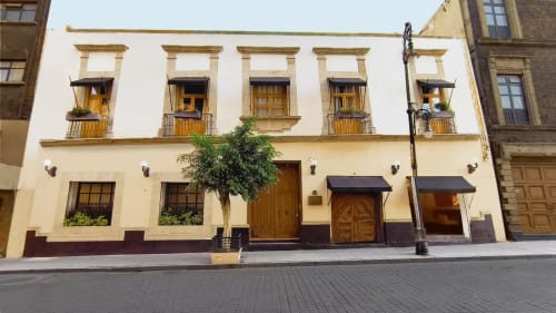 Fachada colonial histórica de Casa Donceles en la Ciudad de México con puertas y balcones de madera