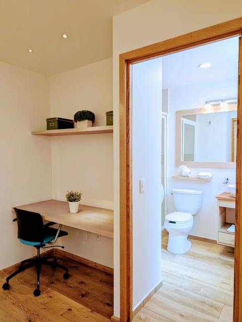Moderno espacio de trabajo en apartamento con escritorio, silla de oficina y acceso al baño en Casa Donceles, Ciudad de México