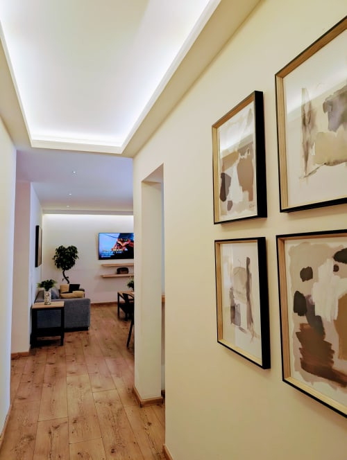 Pasillo moderno del apartamento Casa Donceles con obra de arte abstracto enmarcada, piso de madera, techo LED y vista a la sala de estar