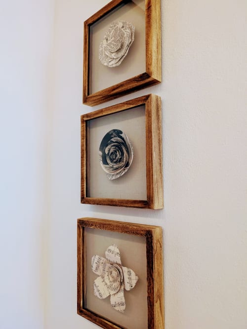 Tres marcos de madera con arte mural en el apartamento Casa Donceles en la Ciudad de México mostrando conchas espirales decorativas