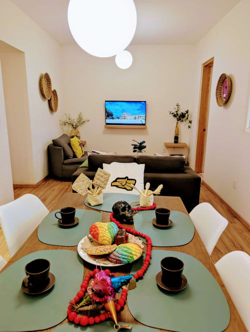Ático Casa Donceles con mesa verde menta, decoraciones coloridas y vistas de la Ciudad de México