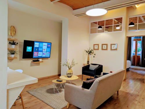 Sala moderna de la Casa Donceles Premium Penthouse en Ciudad de México con televisor inteligente, sofá beige, pisos de madera y vista de la ciudad