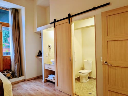 Baño penthouse Casa Donceles con puerta corrediza de granero, tocador moderno y área de inodoro con azulejos amarillos en Ciudad de México