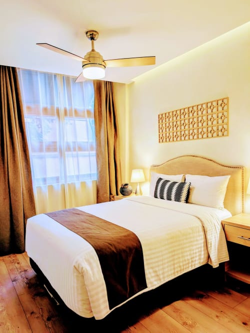 Elegante habitación en Casa Donceles, Ciudad de México con muebles de madera, ropa de cama blanca y vistas a la ciudad