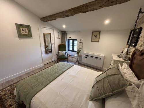 La Chambre Jardin de la Maison Mûrier à Fayssac dispose d'un lit queen-size, d'un bureau, de poutres apparentes et d'une vue sur le jardin avec climatisation