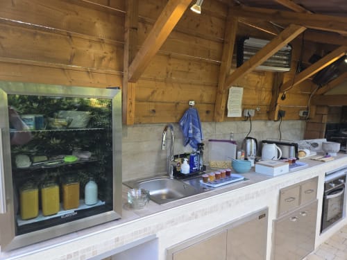 Cuisine moderne avec évier en acier inoxydable et réfrigérateur au Domaine à l'Aise B&B à Saint-Pargoire