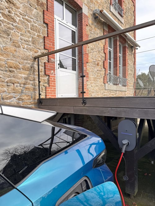 Borne de recharge rapide pour un tourisme durable à l'Auberge Ti'gousket à Guingamp