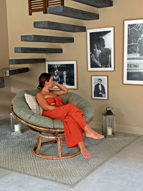 Femme en robe rouge détente sur chaise en rotin à La Villa Miami, La Maison D'ambrine, Chamaret