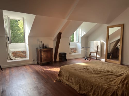 Master bedroom, suite, poutres, map monde, meubles d'époque