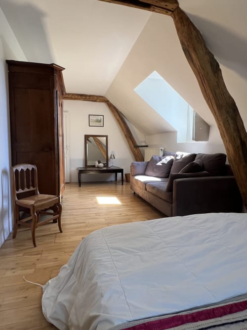 Grande chambre avec canapé, poutres, parquet