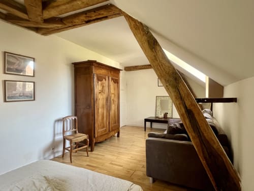 Grande chambre avec canapé, poutres, parquet