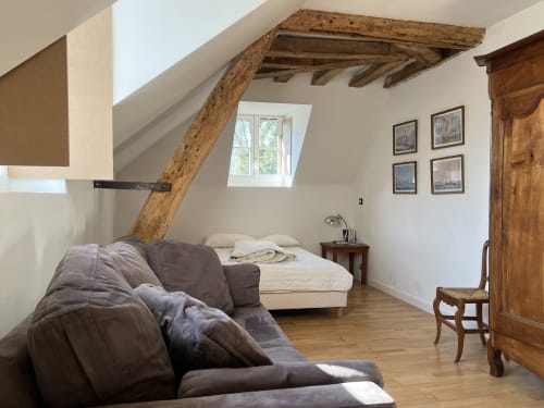 Grande chambre avec canapé, poutres, parquet