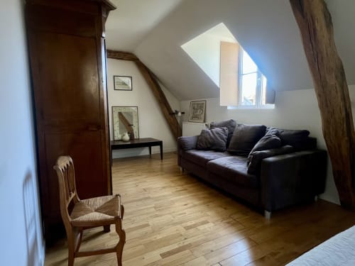 Grande chambre avec canapé, poutres, parquet
