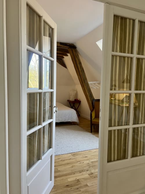 entrée,Chambre mansardée, bureau, vue sur jardin, parquet, meubles anciens