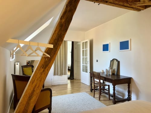 Chambre mansardée, bureau, vue sur jardin, parquet, meubles anciens
