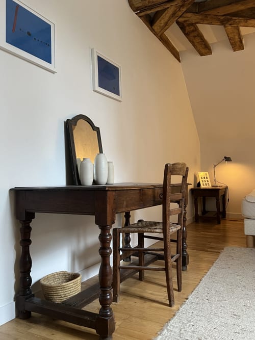 Chambre mansardée, bureau, vue sur jardin, parquet, meubles anciens