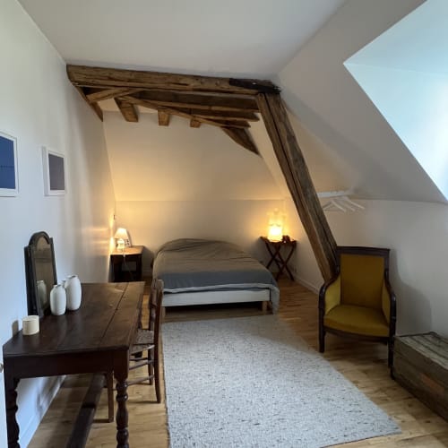 Chambre mansardée, bureau, vue sur jardin, parquet, meubles anciens