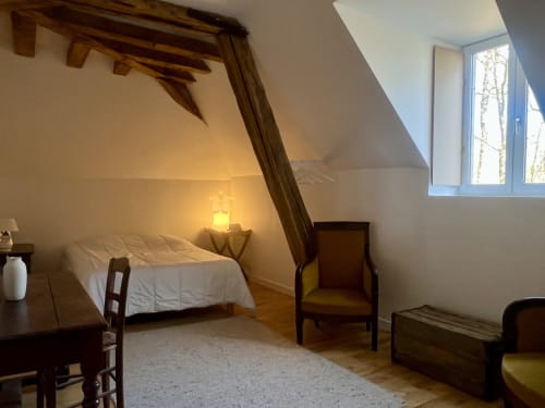 Chambre mansardée, bureau, vue sur jardin, parquet, meubles anciens