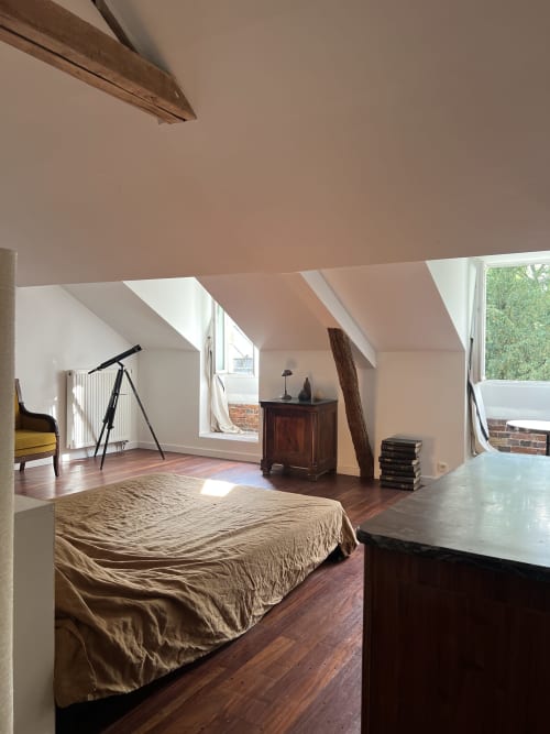 Master bedroom, suite, poutres, map monde, meubles d'époque