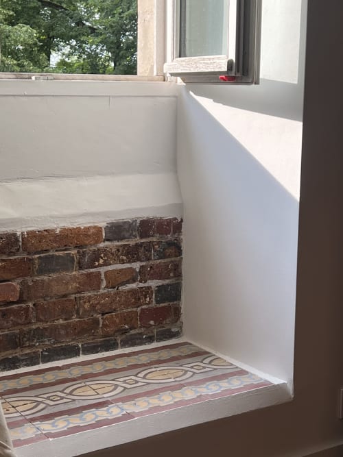 Détails briques, carreaux de ciment d'époque, fenêtre sur jardin, calme, respirer