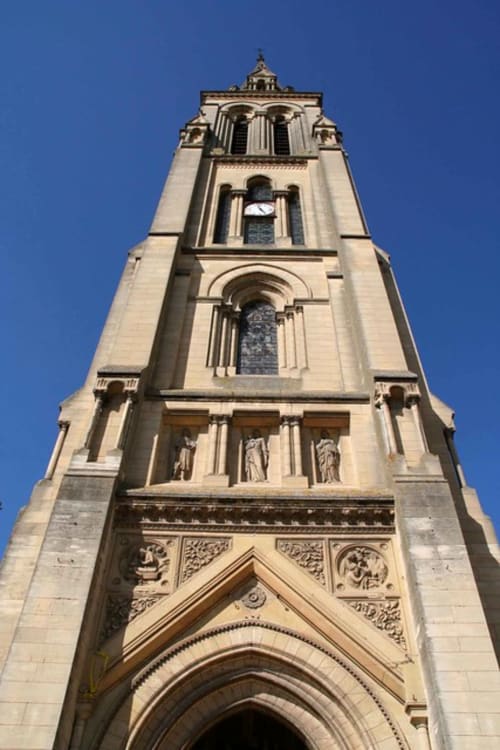 Clocher historique avec horloge à Saint Germain et Mons, France