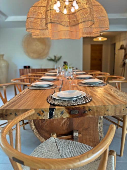 Elegante comedor en la villa La Maison D'ambrine con mesa de madera, individuales tejidos e iluminación colgante moderna, Chamaret