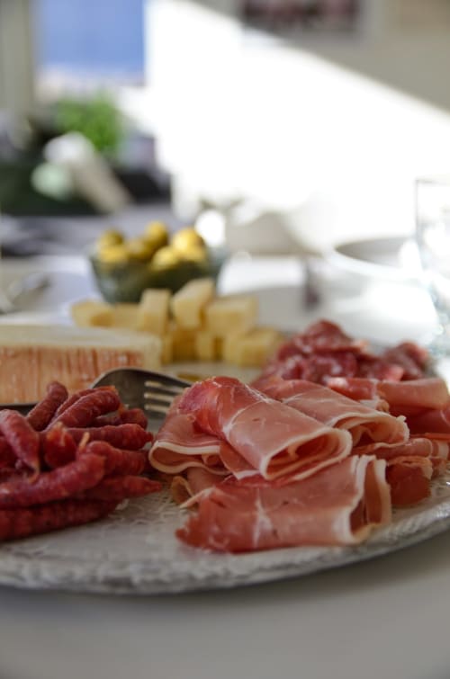 Planche apéritive. Planche charcuterie. Week-end en amoureux. Tiny House Normandie.