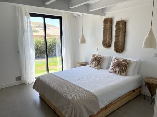 Quarto moderno na villa Casa Tonel em Bordeira com vista para o mar, roupa de cama branca e decoração natural