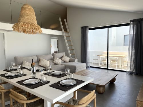Área de jantar e sala de estar moderna da Star Host Casa Tonel em Bordeira com vista para o mar, móveis contemporâneos e terraço